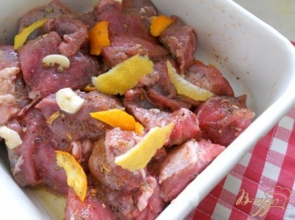 Мясо нарезать кусочками,добавить чеснок, добавить специи, цедру, соль и лимоный сок, перемешать. Промариновать 15 минут.