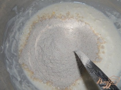 Дрожжи вылить в миску, добавить 150 мл воды, сахар и перемешать, всыпать смесь муки для ржаного хлеба, перемешать.