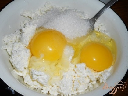 Начинка: в творог (протертый) добавить 2 яйца и 3 ст.л. сахара и ванилин.