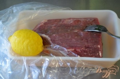 Выложить говядину на блюдо в кулинарный пакет, сбрызнуть лимоным соком,протыкая вилкой кусок. Закрыть и дать постоять в холодильнике неск-ко часов(можно на ночь).