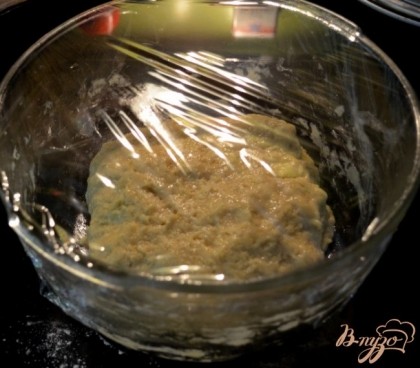 Выложить тесто в смазанное раст.маслом блюдо ,закрыть пищев.пленкой и поставить в теплое место на 1час или 1 1/2 час.Тесто должно поднятся.