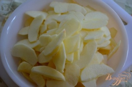 Разогреть духовку до 200гр. Яблоки очистить и порезать тонкими пластинками.