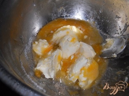 Яйца 2 шт. растереть с 100 г сахара и сливочным маслом. Всыпать муку и замесить тесто.