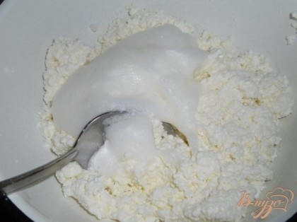 К творогу добавить 0,5 ч.л. соли и 4 ст.л. сахара. Второе яйцо разделить на белок и желток. Желток оставить для смазывания пирога, а белок взбить и смешать с творогом. Всыпать ванилин и перемешать. Если творог окажется редковатым, добавьте пару ложек муки.