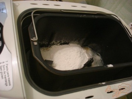 В чашу хлебопечки закладываем минеральную воду, яйцо,сахар,соль, растительное масло и в последнюю очередь муку. Включаем машину на режим бездрожжевое тесто.Через 15 минут тесто готово.