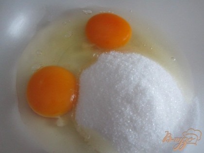 75 гр. сливочного масла растопить и пока отставить в сторонку.2 яйца взбить с 100 гр. сахара.