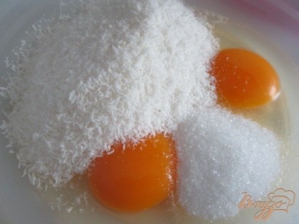Следующие 2 яйца взбить с  70 гр.сахара и кокосовой стружкой.