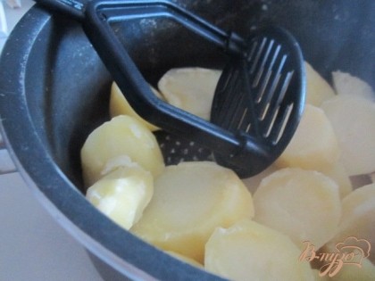 Картофель почистить, нарезать на кусочки и отварить до готовности.Воду слить , картофель размять.