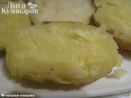 Отварной картофель разрезать на две части.