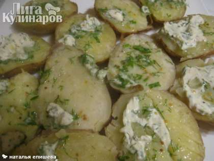 Верх картофеля смазать сливочной массой, а чтобы масло хорошо пропитало картофель, можно ножом в картофеле сделать надрезы.