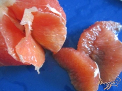 Плод грейпфрукта почистить от кожуры и вырезать дольки избегая светлых перепонок, которые дают горечь. Затем дольки нарезать на мелкие кусочки.