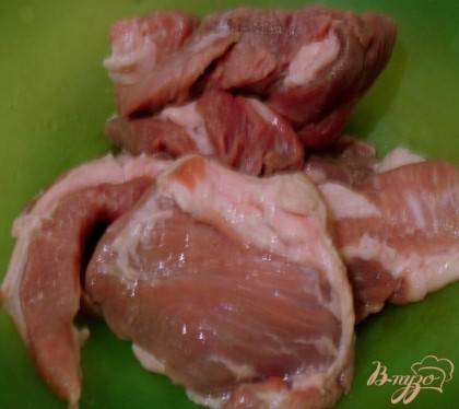 Нежирные куски свинины помыть и пропустить через мясорубку