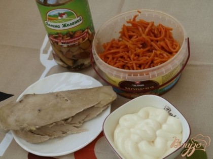 Для салата приготовим курицу,маринованны опята,корейскую морковь и майонез.