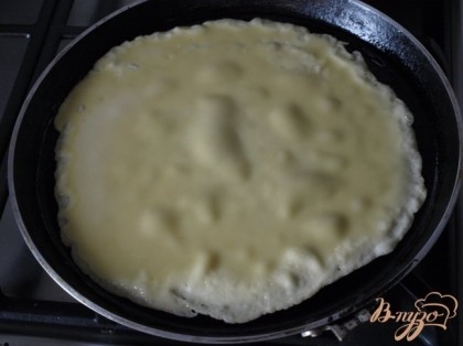 По истечении времени, периодически смазывая сковороду растительным маслом испечь тонкие блинчики. Тесто наливать в центр и равномерно распределять по сковороде.
