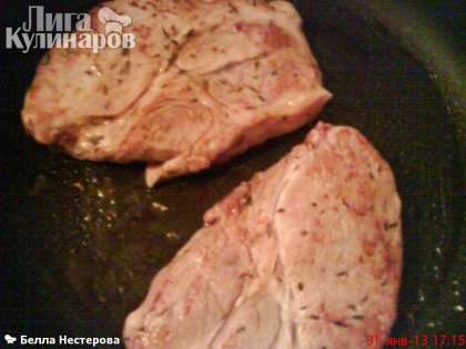 На сухой разогретой сковороде обжарить свинину с двух сторон по 1 минуте.