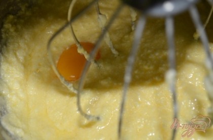 Взбить масло до мягкого состояния.Используем электрический миксер или кухонный комбайн насадка тесто.Добавить сахар и взбиваем еще 6-8 мин. Добавить по яйцу за раз,каждый раз перемешиваем.