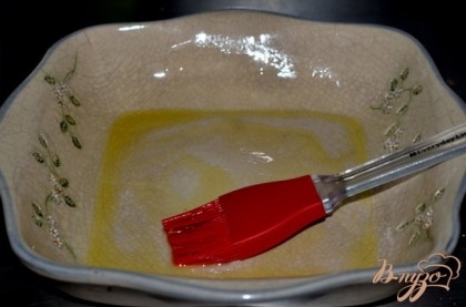 Слить воду .Жаропрочное блюдо смазать оливковым маслом или сковороду для духовки.