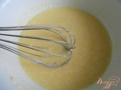 Сыр натереть на мелкой терке. Яйца взбить до однородности с размягчённым сливочным маслом.