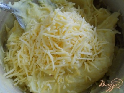 Соединить картофельную массу, подготовленные яйца, молоко, муку и соль с перцем. Перемешать, всыпать тертый сыр и еще раз перемешать.