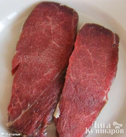 Мясо нарезаем в пласт толщиной примерно 2 см.