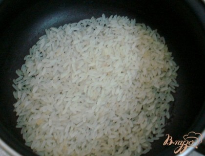 Полторы столовых ложки риса залить стаканом горячей воды и варить10 минут. Затем воду слить, рис охладить.
