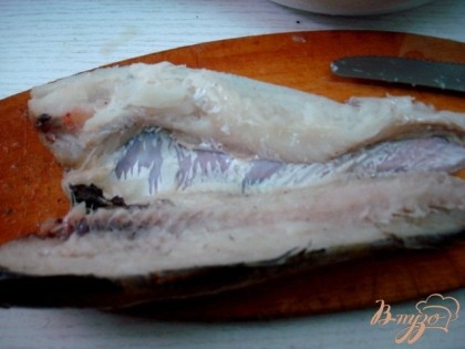 Тушки рыбы разделать на филе. С хеком это просто и быстро, он не костист.