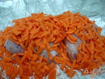 Затем выложить их на противень, на фольгу, сверху выложить порезанную морковь.