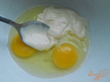 К яйцам добавить майонез, перемешать.