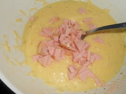 Колбасные обрезки измельчить и добавить их к сырно-яичной массе.