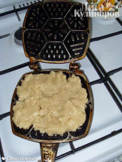 Тонким слоем тесто для печенья песочного выложить на форму.