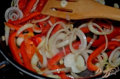 Сладкий перец, лук и чеснок посолить и поперчить и выложить на сковороду.Обжарить 4-6 мин.Полить лаймовым соком.