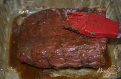 Смазать кусок говядины этой смесью кисточкой в блюде для запекания.