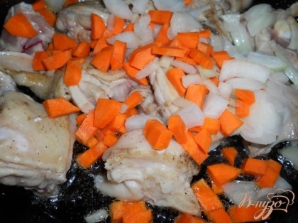 Мясо порезать небольшими кусками. Поперчить, положить на сковороду с раскалённым растительным маслом. Добавить порезанные кубиками лук и морковь. Обжаривать на среднем огне минут 7-10.