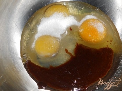 Яйца смешать с 2 ст. л. сахара, растопленным шоколадом.
