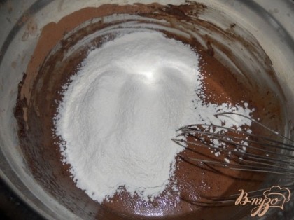 Добавить 1 ст. л. сливочного масла растопленного, какао, муку и третью часть молока, перемешать до гладкости.Влить остальное молоко и перемешать.