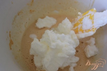 Бисквит «Joconde»Просеять в миску миндальную муку, сахарную пудру и муку для тортов. Добавить яйца. Взбить до образования гладкой и светлой массы.