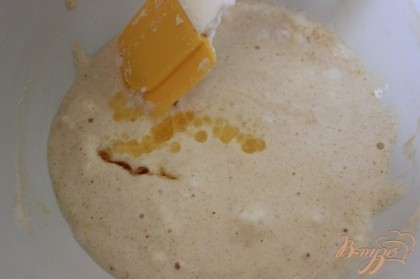 В другой миске взбить белки сахаром до устойчивых пик. Аккуратно вмешать белки в тесто.Добавить растопленное масло.