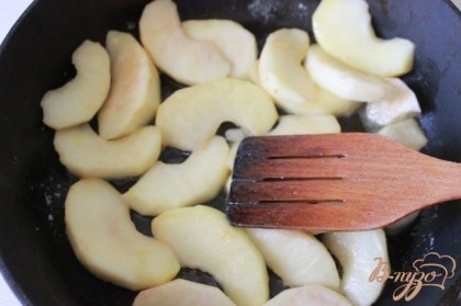 Карамельные яблокиЯблоки очистить и нарезать дольками.Нагреть сковороду, выложить яблоки и масло. Готовить 6-8 минут, пока яблоки не станут более мягкими.