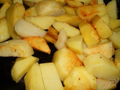 Картофель очистить и порезать крупными ломтиками вдоль. Обжарить на растительном масле до полуготовности. Посолить.