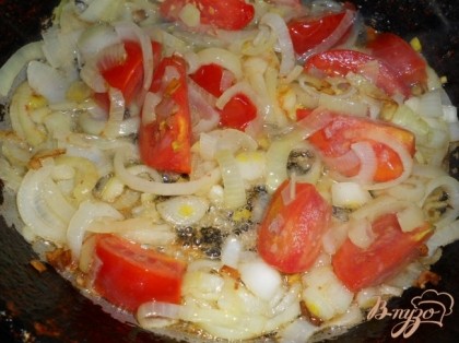 Выложить картофель в казан или другую толстостенную посуду. Отдельно обжарить лук, порезанный полукольцами и помидорами.