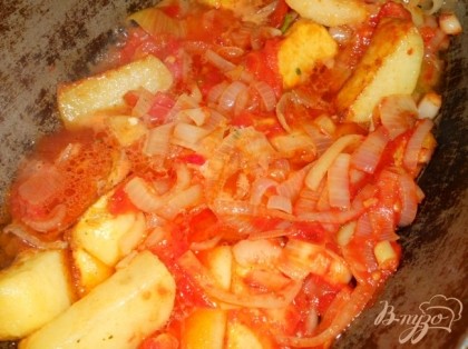 Сверху картофеля выложить лук с помидорами и влить бульон. Посолить по вкусу.