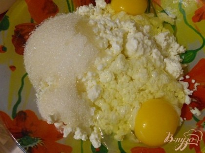В творог добавить сахар 3 ст. л., ванильный сахар, яйца и соль, перемешать.
