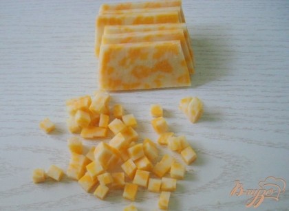 Сыр нарезаем мелкими кубиками и добавляем в фарш.