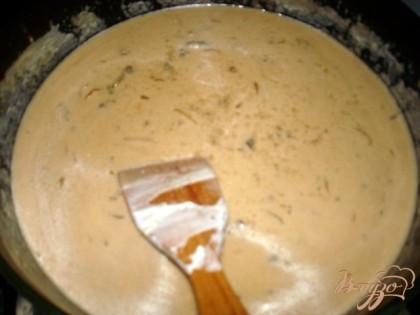 Добавить сметану и постоянно помешивая добавлять грибной бульон. Добавлять бульон до тех пор, пока соус не примет консистенцию сметаны.Дать закипеть и сразу выключить.