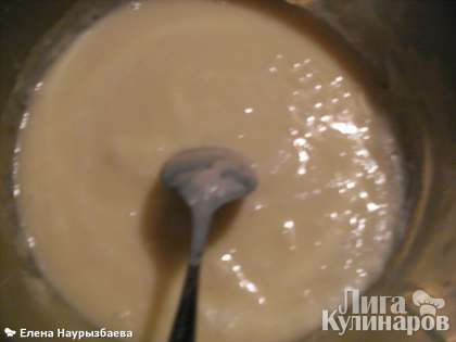 Сначала замешиваем тесто. Сгущенное молоко взбиваем с яйцом, содой гашенной, ванилином. Затем постепенно добавляем муку по чуть-чуть.