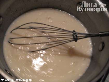 Готовим крем: в молоко  всыпаем сахар, муку, ваниль и взбитые яйца. Варим на медленном огне до загустения, постоянно помешивая.