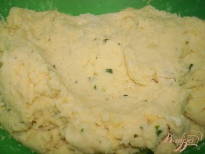 Из отварного картофеля делаем пюре с добавлением зелени.