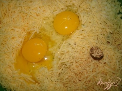 В пюре добавляем яйца, мускатный орех, соль, перец и тёртый сыр.