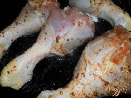 Куриные ножки хорошо вымыть и обсушить. Посолить, посыпать специями. Выложить на сковороду с растительным маслом и обжарить до румяной корочки.