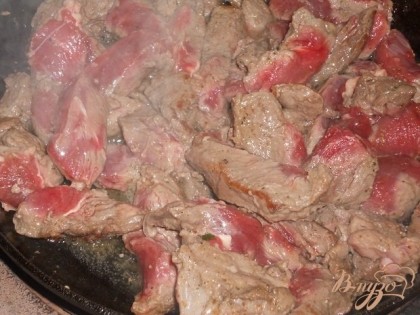Мясо обжарить на хорошо разогретой сковороде с небольшим количеством масла. Добавить томатный соус и протушить на слабом огне 10 минут.